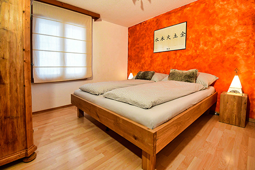 2-tes Schlafzimmer mit Doppelbett in der Ferienwohnung beim Laaxersee
