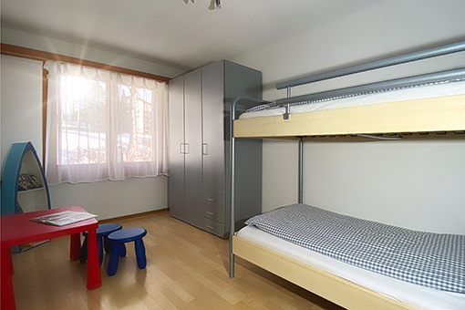 Drittes Schlafzimmer mit Stockbett und Kleiderschrank