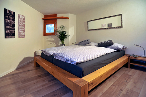 Schlafzimmer mit Doppelbett in der Ferienwohnung Lakeside beim Laaxersee