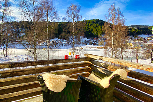 Balkon mit Esstisch für 4 Personen und einer herrlichen Aussicht über den See Balkon mit Esstisch für 4 Personen und einer herrlichen Aussicht über den See