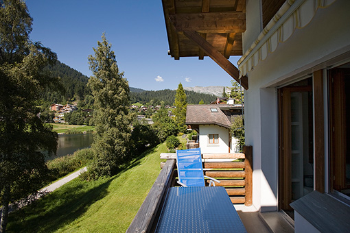 Balkon mit Esstisch für 4 Personen und einer herrlichen Aussicht über den See Balkon mit Esstisch für 4 Personen und einer herrlichen Aussicht über den See