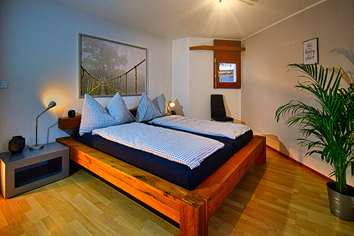 Schlafzimmer mit Doppelbett und Kleiderschrank Schlafzimmer mit Doppelbett