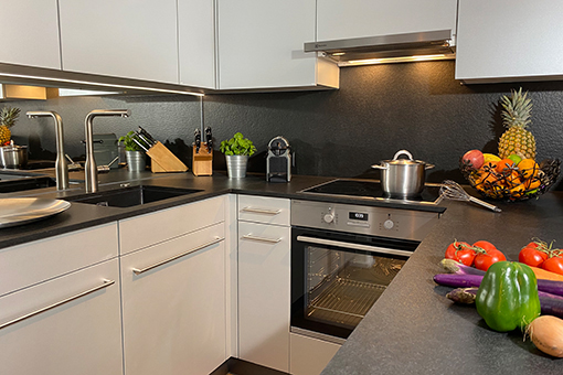 Küche - Ferienwohnung Casa al Lag in Laax Küche der Ferienwohnung Casa al Lag am Laaxersee