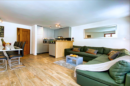 Wohnzimmer inkl. offener Küche und Zugang auf den Balkon Wohnzimmer mit offener Küche