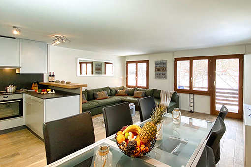 Wohnzimmer inkl. offener Küche und Zugang auf den Balkon Wohnzimmer mit offener Küche