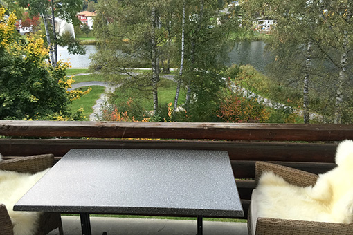 Balkon mit Esstisch und einer sehr schönen Aussicht auf den Laaxersee Balkon mit Esstisch und einer sehr schönen Aussicht auf den Laaxersee