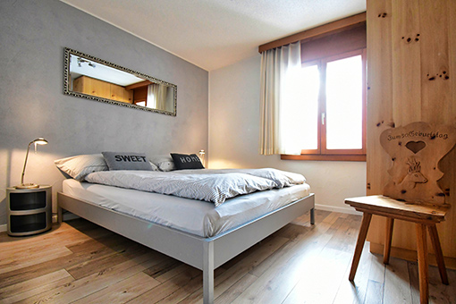 2-tes Schlafzimmer mit Doppelbett und Kleiderschrank 2-tes Schlafzimmer mit Doppelbett und Kleiderschrank