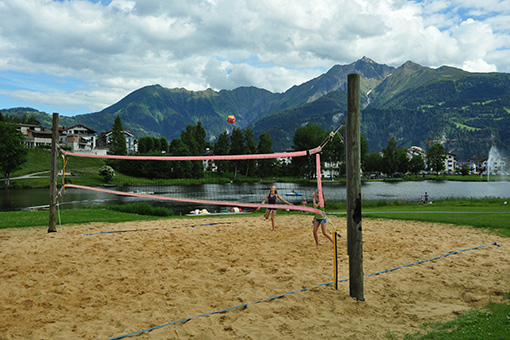 Volleybaldfeld der Seebadi beim Laaxersee Kinder auf dem Volleybaldfeld der Seebadi beim Laaxersee