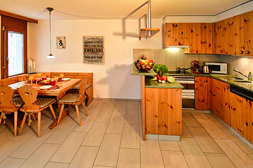 Küche und Essbereich - Ferienwohnung Lakeside am Laaxersee Küche und Essbereich der Ferienwohnung Lakeside